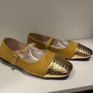 NWOB Mustard Yellow Faux Suede Gold Toe Velcro Strap Ballet Flats Sz 9.5 Trendy